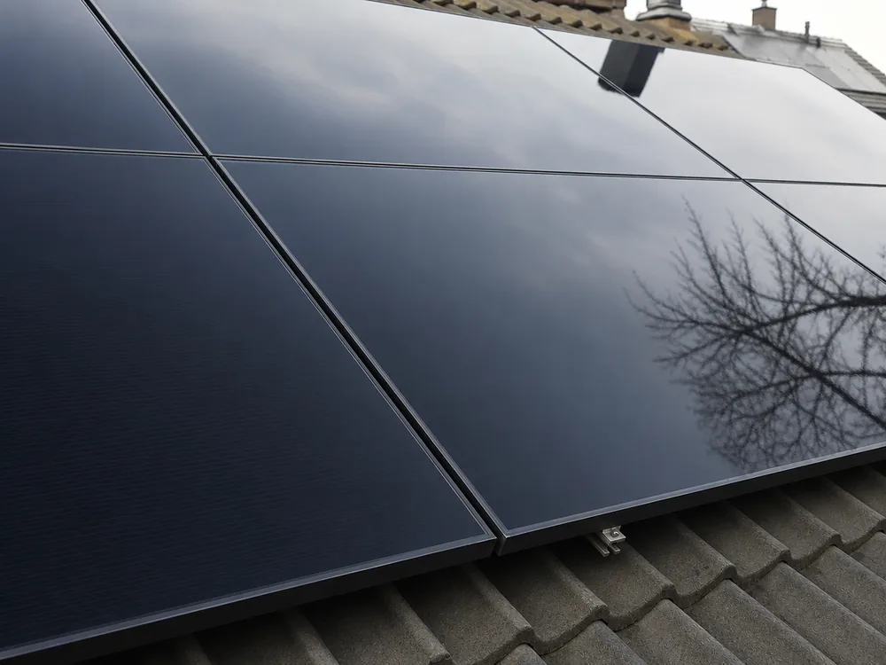 Zonnepanelen reinigen: vervuilde panelen naast dezelfde panelen na de reiniging, na de reiniging