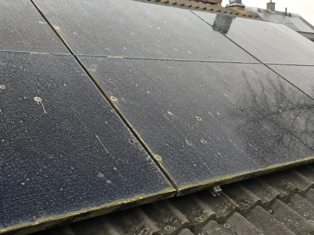 Zonnepanelen reinigen: vervuilde panelen naast dezelfde panelen na de reiniging, vóór de reiniging